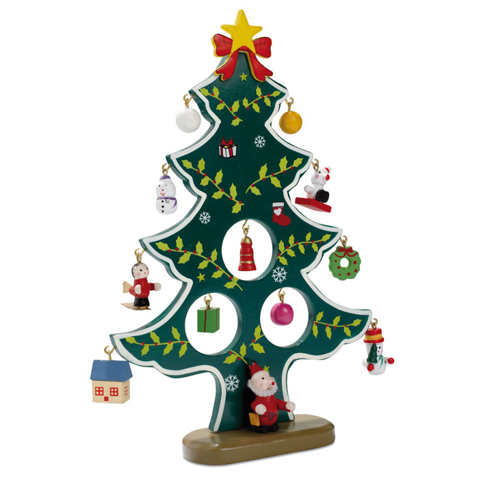 Houten kerstboom met decoratie