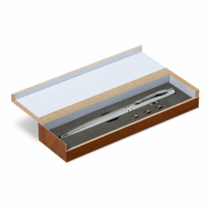 Pen with logo Laser pointer ALASKA Pen with logo with blue ink refill. With laser pointer. White LED light, red laser pointer. Includes 3 cell batteries. Available color: Silver Depending on the surface we can use embroidery, engraving, 360° imprint or screen print.