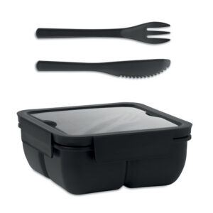 Lunchbox with logo SATURDAY Lunchbox with logo in PP with 2 compartments. Includes PP cutlery set in the lid. Capacity: 600 ml. Depending on the surface we can use embroidery, engraving, 360° imprint or screen print.