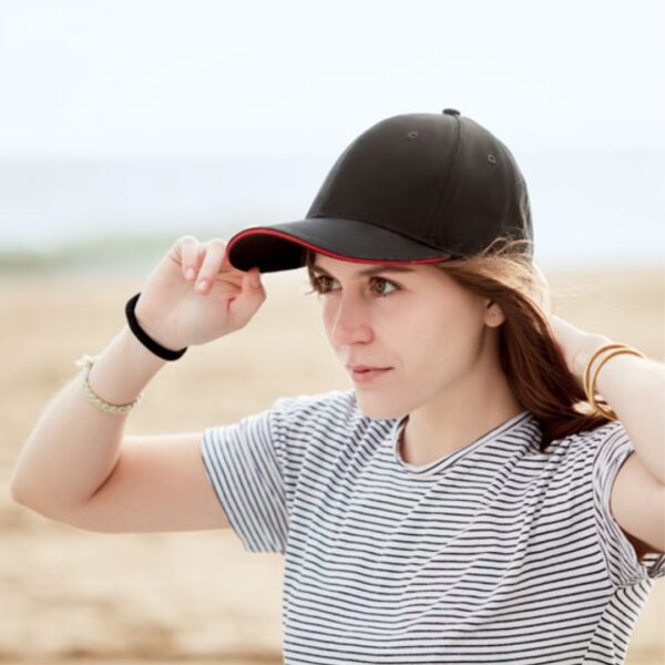 Baseball cap with logo DUNEDIN 6 panel baseball cap in brushed heavy cotton. With adjustable metal buckle with tuck-in slit.  Colored sandwich peak. Size 7 1/4. Magnus Business Gifts anticipated on what society expects today: focus on corporate social responsibility.