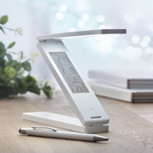 Gadget with logo Desktop lamp weather station ZETA Gadget with logo 18 LED foldable desktop lamp in ABS with Desktop lamp weather station. Displays time,temperature. Alarm function. 1 CR2032 battery included. Depending on the surface we can use embroidery, engraving, 360° imprint or screen print.