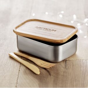 Lunchbox with logo SAVANNA Stainless Steel lunchbox with logo and bamboo lid. 2 Cutlery utensils with attachable polyester band. Capacity 600ml. Bamboo is a natural product, there may be slight variations in colour and size per item,                                                                                                                                                                                          which can affect the final decoration outcome. We use different printing techniques to add your logo. Depending on the surface we can use embroidery, engraving, 360° imprint or screenprint.