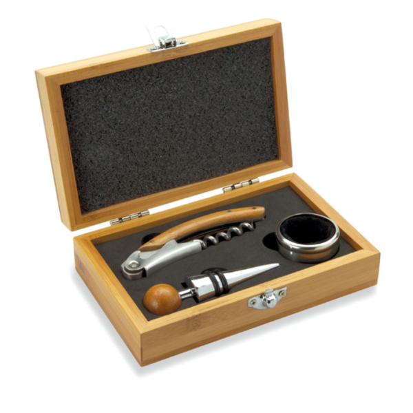 Wine accessoire with logo box set SONOMA Wine set in bamboo box includes a corkscrew, wine collar, and stopper in stainless steel and bamboo. Bamboo is a natural product, there may be slight variations in colour and size per item, which can affect the final decoration outcome. Available color: Wood Dimensions: 16X10X4.5CM Width: 10 cm Length: 16 cm Height: 4.5 cm Volume: 1.528 cdm3 Gross Weight: 0.415 kg Net Weight: 0.342 kg Magnus Business Gifts is your partner for merchandising, gadgets or unique business gifts since 1967. Certified with Ecovadis gold!