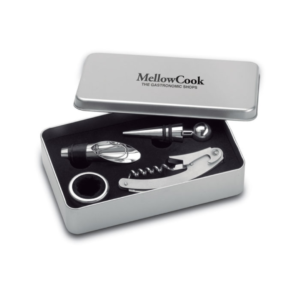 Wine accessoire with logo box set WINORY Wine set including bottle opener, stopper, pourer and anti-drip ring presented in tin box. Available color: Matt Silver Dimensions: 18X11X4 CM Width: 11 cm Length: 18 cm Height: 4 cm Volume: 1.487 cdm3 Gross Weight: 0.385 kg Net Weight: 0.298 kg Magnus Business Gifts is your partner for merchandising, gadgets or unique business gifts since 1967. Certified with Ecovadis gold!