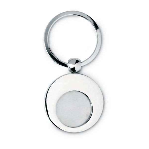 Gadget with logo Key ring EURING Round shaped metal key ring with trolley token. Available color: Shiny Silver Dimensions: 7X3,5X0,5 CMWidth: 3.5 cmLength: 7 cmHeight: 0.5 cmVolume: 0.011 cdm3Gross Weight: 0.04 kgNet Weight: 0.032 kg Magnus Business Gifts is your partner for merchandising, gadgets or unique business gifts since 1967. Certified with Ecovadis gold!