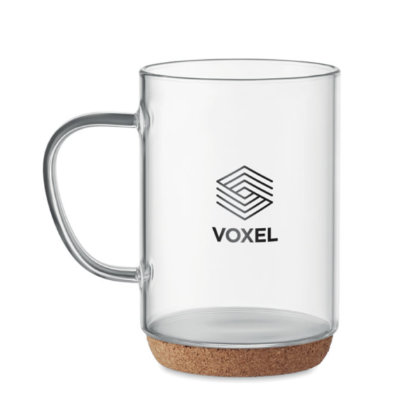 Mug with logo LISBO Borosilicate glass mug with logo with cork base. Capacity: 400 ml. Use this mug to drink your favourite coffee, tea or hot chocolate. The borosilicate glass is strong and can hold warm liquids. The unique cork detail on the bottom makes it stand out. Available color: Transparent Dimensions: Ø8X11,7 CM Height: 11.7 cm Diameter: 8 cm Volume: 1.575 cdm3 Gross Weight: 0.243 kg Net Weight: 0.192 kg Magnus Business Gifts is your partner for merchandising, gadgets or unique business gifts since 1967. Certified with Ecovadis gold!