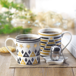 Christmas gadget with logo ceramic mug set UNIQUE Ceramic mug set including mug, tea filter and mini plate. Presented in carton box with PVC sleeve and cord with label. Available color: Multicolor Dimensions: 21X15X9,5 CM Width: 15 cm Length: 21 cm Height: 9.5 cm Volume: 3.178 cdm3 Gross Weight: 0.498 kg Net Weight: 0.385 kg Magnus Business Gifts is your partner for merchandising, gadgets or unique business gifts since 1967. Certified with Ecovadis gold!