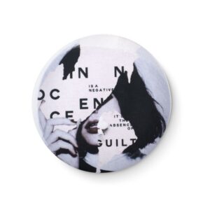 Gadget with logo Small pin. Small button pin with logo and paper inlay. Ø4,4 CM. Minimum order quantity 25 pieces. Depending on the surface we can use embroidery, engraving, 360° imprint or screenprint.