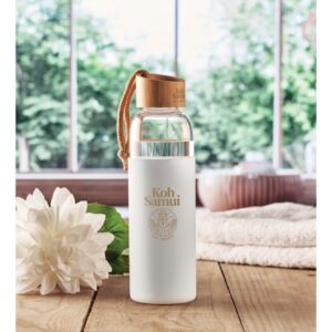 Water bottle with logo CHAI Gadget water bottle with logo in glass with silicone pouch. Bamboo lid with cotton wrist loop. Not suitable for carbonated drinks. Leak free. Capacity: 500 ml. Magnus Business Gifts is your partner for merchandising, gadgets or unique business gifts since 1967. Certified with Ecovadis gold!
