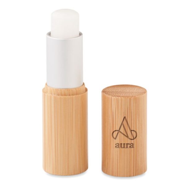 Gadget with logo lip balm tube bamboo Gadget with logo natural lip balm in bamboo case. SPF 10. Dermatological tested. Flavour : Vanilla. Bamboo is a natural product, there may be slight variations in colour and size per item. Magnus Business Gifts is your partner for merchandising, gadgets or unique business gifts since 1967. Certified with Ecovadis gold!