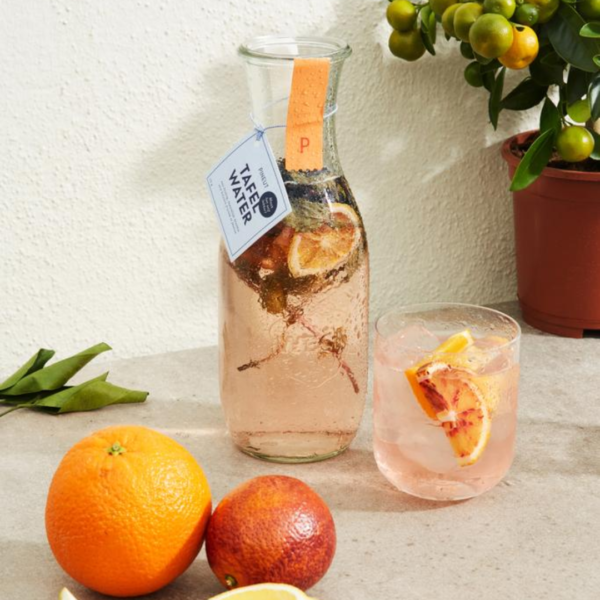 Gadget apéro Carafe table water with dried fruit Our refreshing table waters come in a beautiful carafe with glass lid and clamps. With this you not only give a delicious, but also lasting gift. Inside the bottle you can find a refreshing combination of lemon slices, orange slices, blueberries and mint! Different flavors possible - Dimensions: 6 x 6 x 25 CM - Package: EAN Sticker Fill the bottle with water. Leave for at least 30 minutes and serve immediately. Feel free to refill with water a few times during the day. The fruit and leaves give off a lot of flavour. Magnus Business Gifts is your partner for merchandising, gadgets or unique business gifts since 1967. Certified with Ecovadis gold!