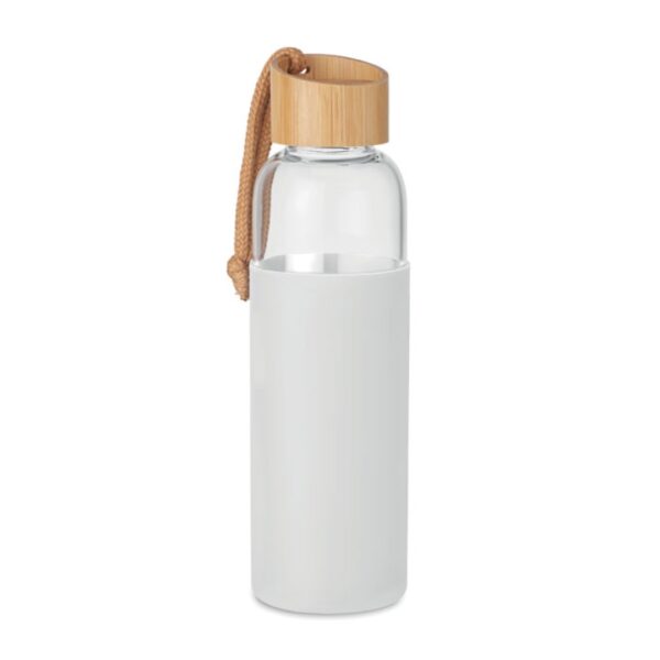 Water bottle with logo CHAI Gadget water bottle with logo in glass with silicone pouch. Bamboo lid with cotton wrist loop. Not suitable for carbonated drinks. Leak free. Capacity: 500 ml. Magnus Business Gifts is your partner for merchandising, gadgets or unique business gifts since 1967. Certified with Ecovadis gold!