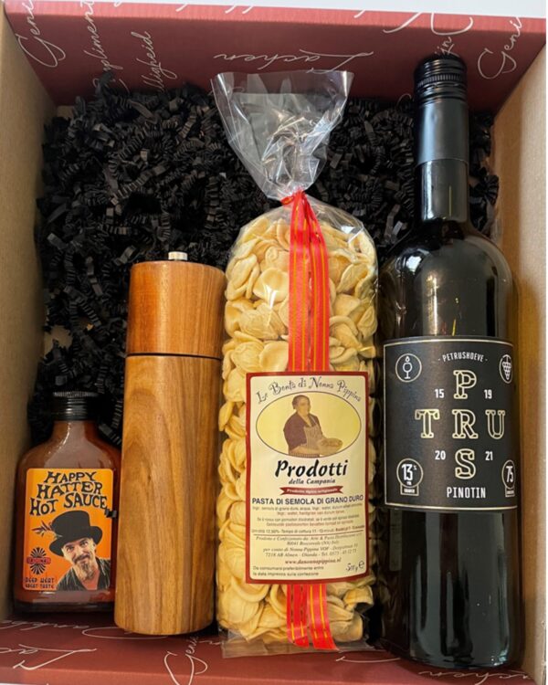 Belgio Italiana pasta Gift Box Belgium Red wine Pinotin Petrushoeve Pasta Belgian hot sauce Pepper mill Cutting board Wrapped in a beautiful gift box???? Price per package: 39.95€ Magnus Business Gifts is your partner for merchandising, gadgets or unique business gifts since 1967. Certified with Ecovadis gold!