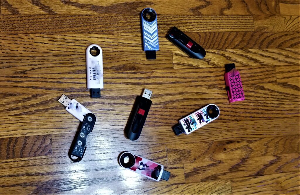 CUSTOM MADE USB ITEMS WITH YOUR LOGO A USB stick with your logo are a cost-effective and practical way to promote your brand and increase brand awareness. They are useful items that people use every day, making them an excellent choice for promotional merchandise. With a wide range of customization options available, you can create a unique and memorable gadget that represents your brand and appeals to your target audience. At special demand, Magnus Business Gifts can make you a custom usb stick in 3D of the object you want . Our USB sticks can be used as a giveaway but also as a luxury business gift. Ask our team now what you can do with your budget and ask for a free quote.