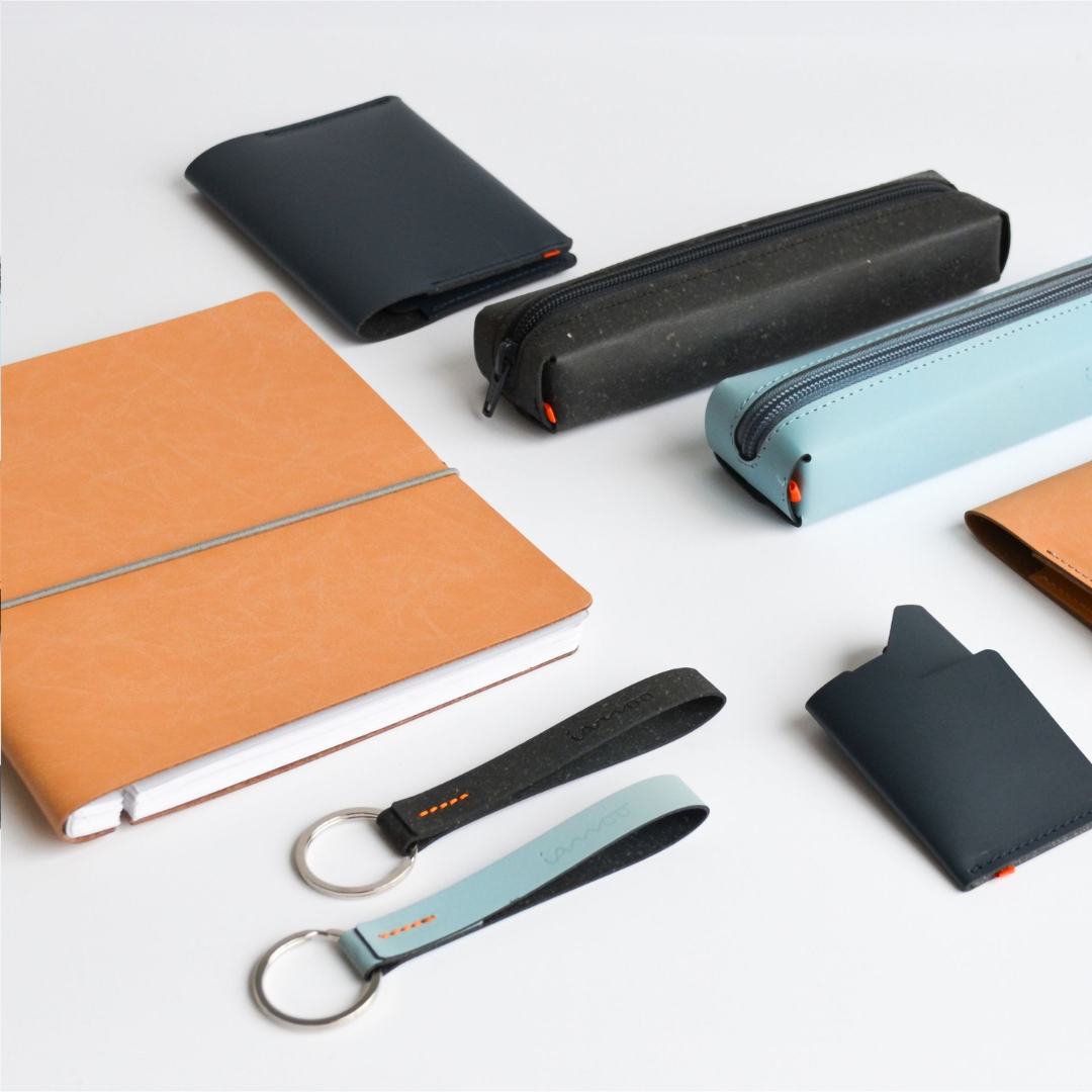 Recycled Leather Cardholder – Image 13